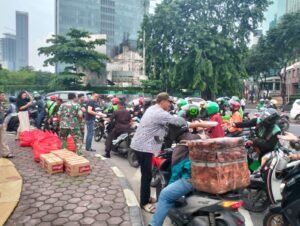 Kodim 0501/JP Bagikan Takjil Jelang Berbuka Puasa Kepada Warga dan Ojol 2 IMG 20240329 WA0045