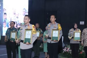 Sinergitas TNI Polri Pangdam Jaya Beri penghargaan kepada Kapolsek Mampang Prapatan Kompol David Y Kanitero 2 IMG 20240529 WA0004