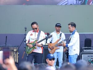 HUT ke-79 TNI, Panglima dan Kapolri Hibur Warga dengan Nyanyi Bareng 2 IMG 20240923 WA0178